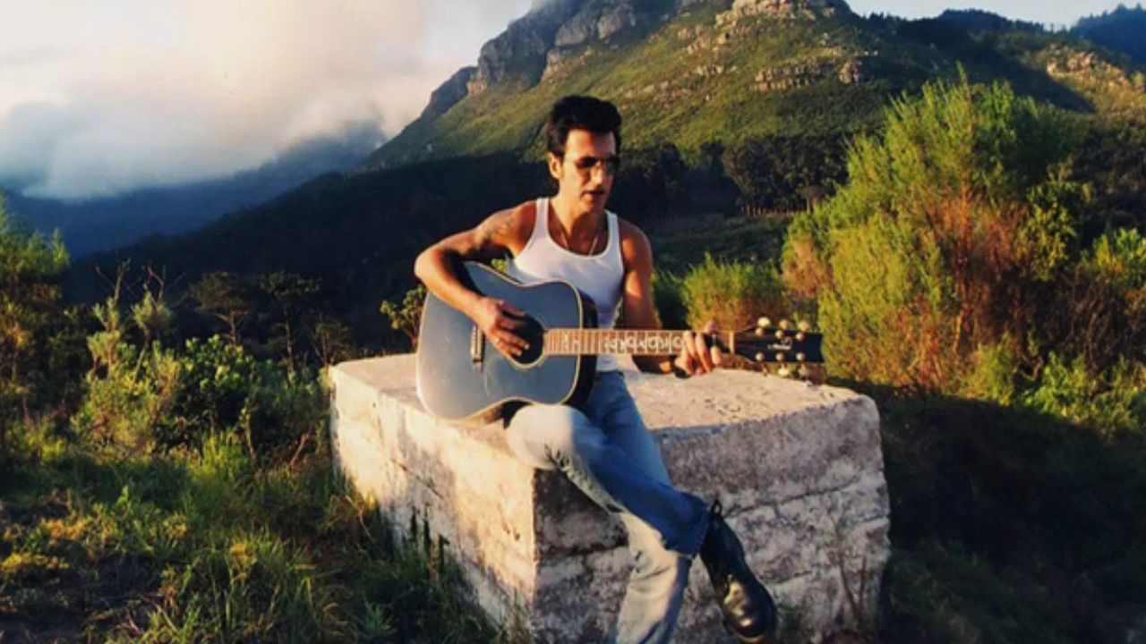 Kenan Doğulu, Teoman'ın gitarını rekor fiyata satın aldı