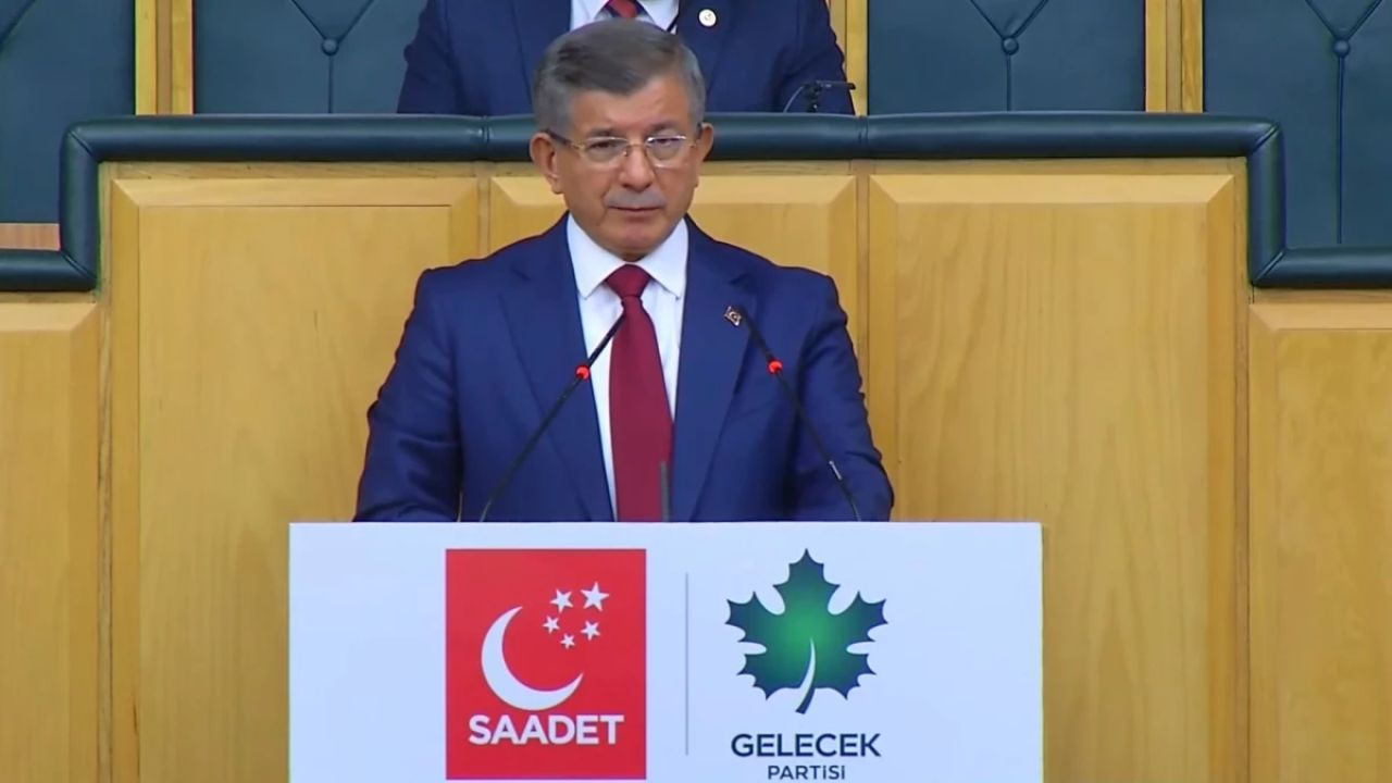 Davutoğlu'ndan '15 Temmuz' Eleştirisi: Şehitler Cumhurbaşkanlığı Hükümet Sistemi İçin mi?