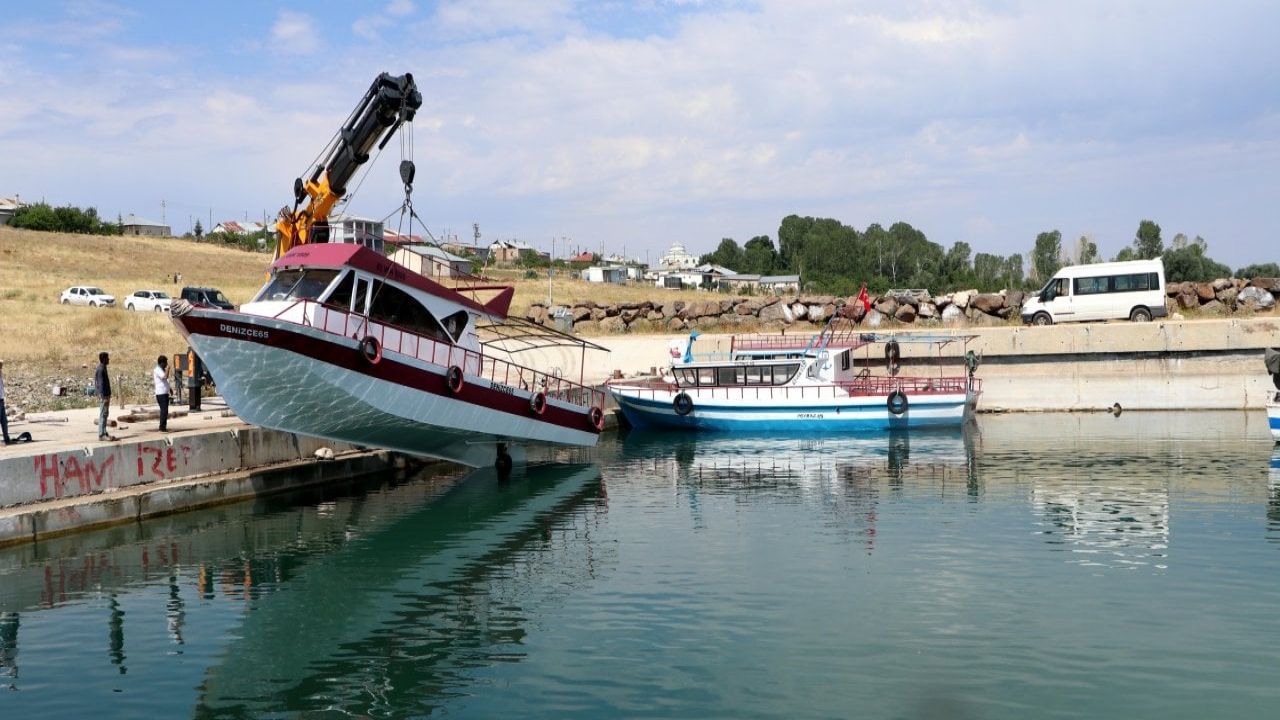 Vanlı balıkçılar yeni sezon için hazır: Tekneler suya indi