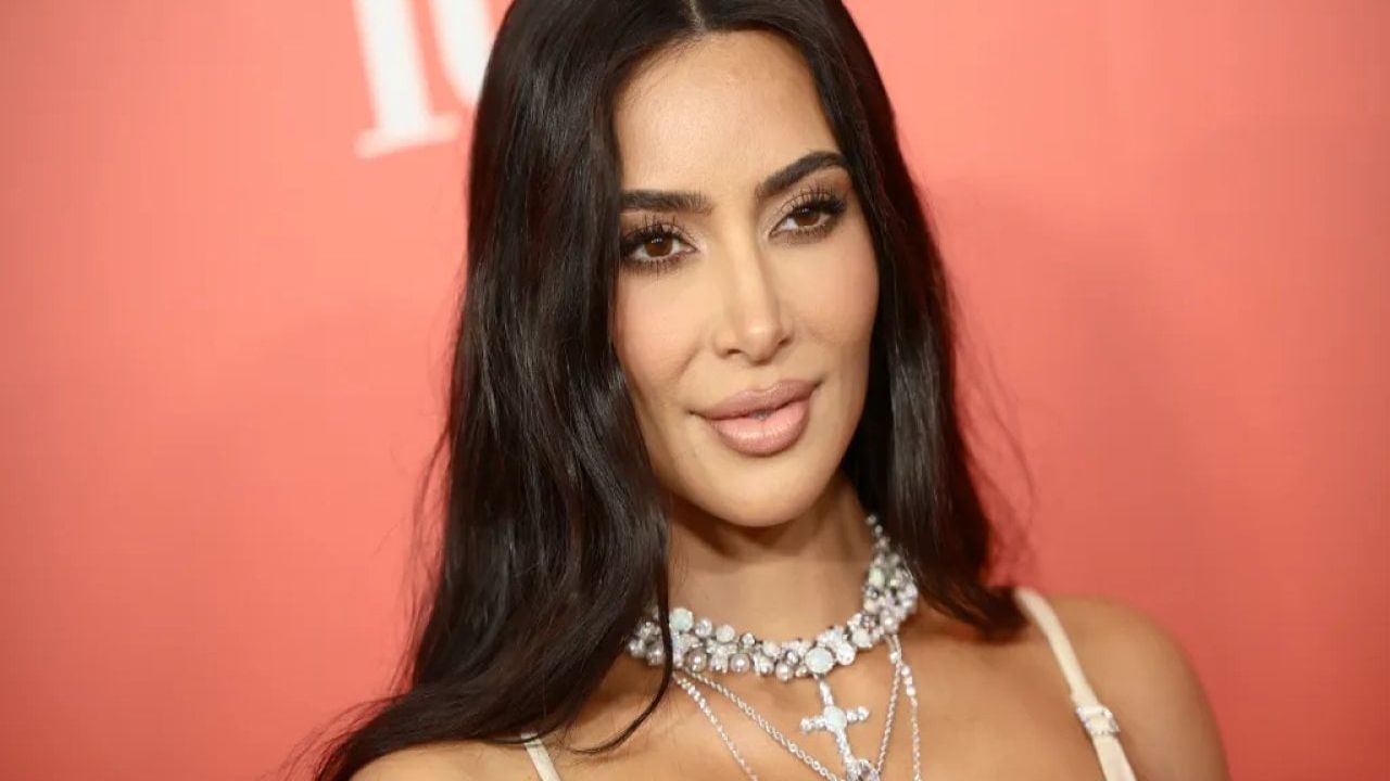 Kim Kardashian yüzüne sperm enjeksiyonu uyguladı