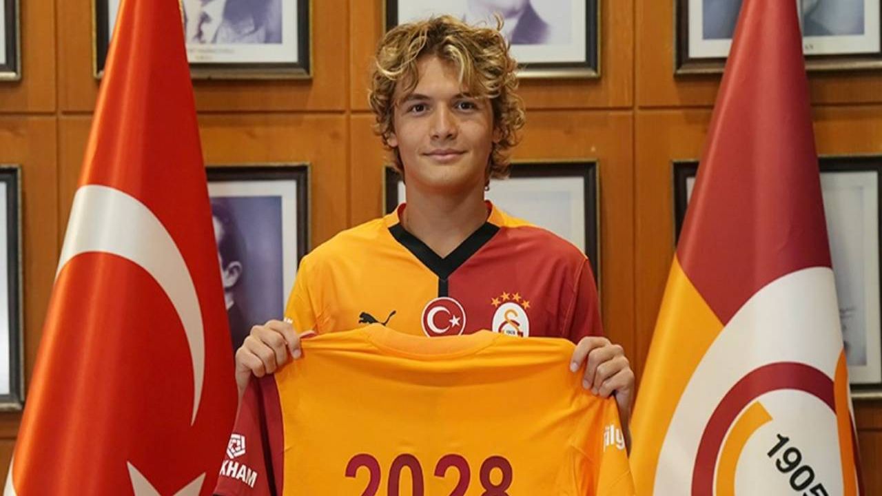 Galatasaray, Efe Akman ile profesyonel sözleşme imzaladı