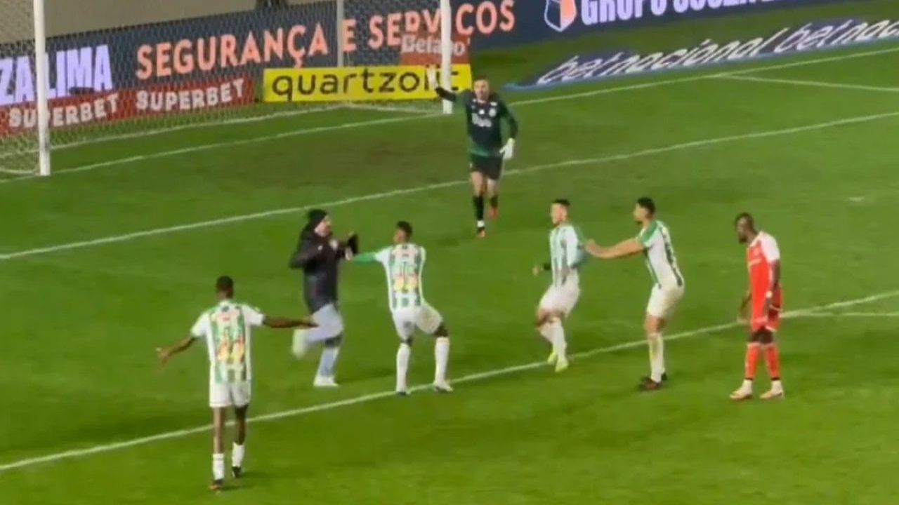 Fenerbahçe'nin eski yıldızı penaltı kaçırınca taraftar sahaya indi