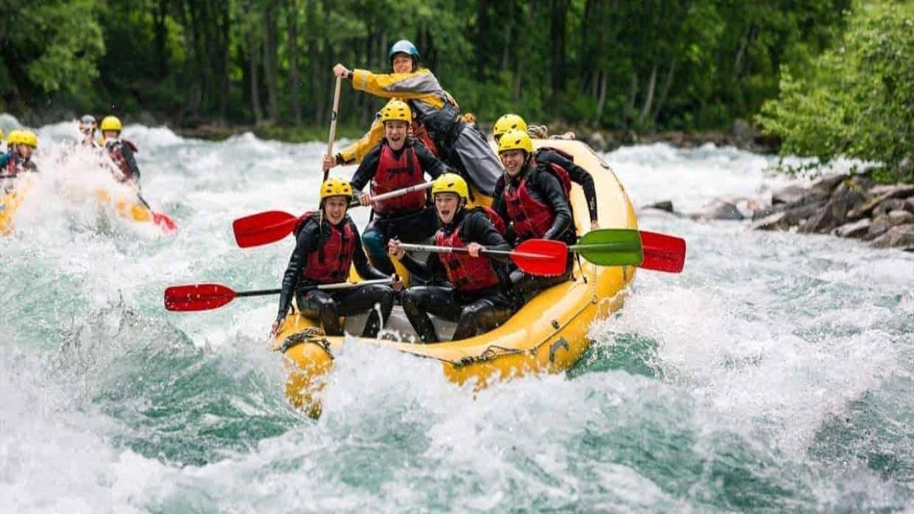 Melen Çayı'nda Rafting Yaparak Sıcaktan Kaçanlar Serinliyor