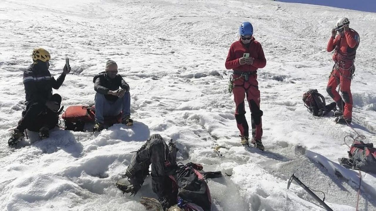 Peru'nun En Yüksek Dağındaki Kayıp Dağcının Mumyası 22 Yıl Sonra Buzulların Erimesiyle Bulundu