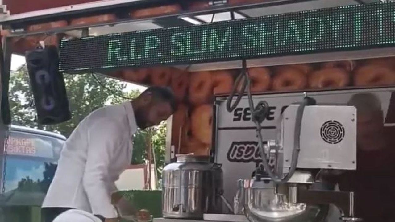Türk hayranlarından Slim Shady'nin anısına lokma dağıtımı