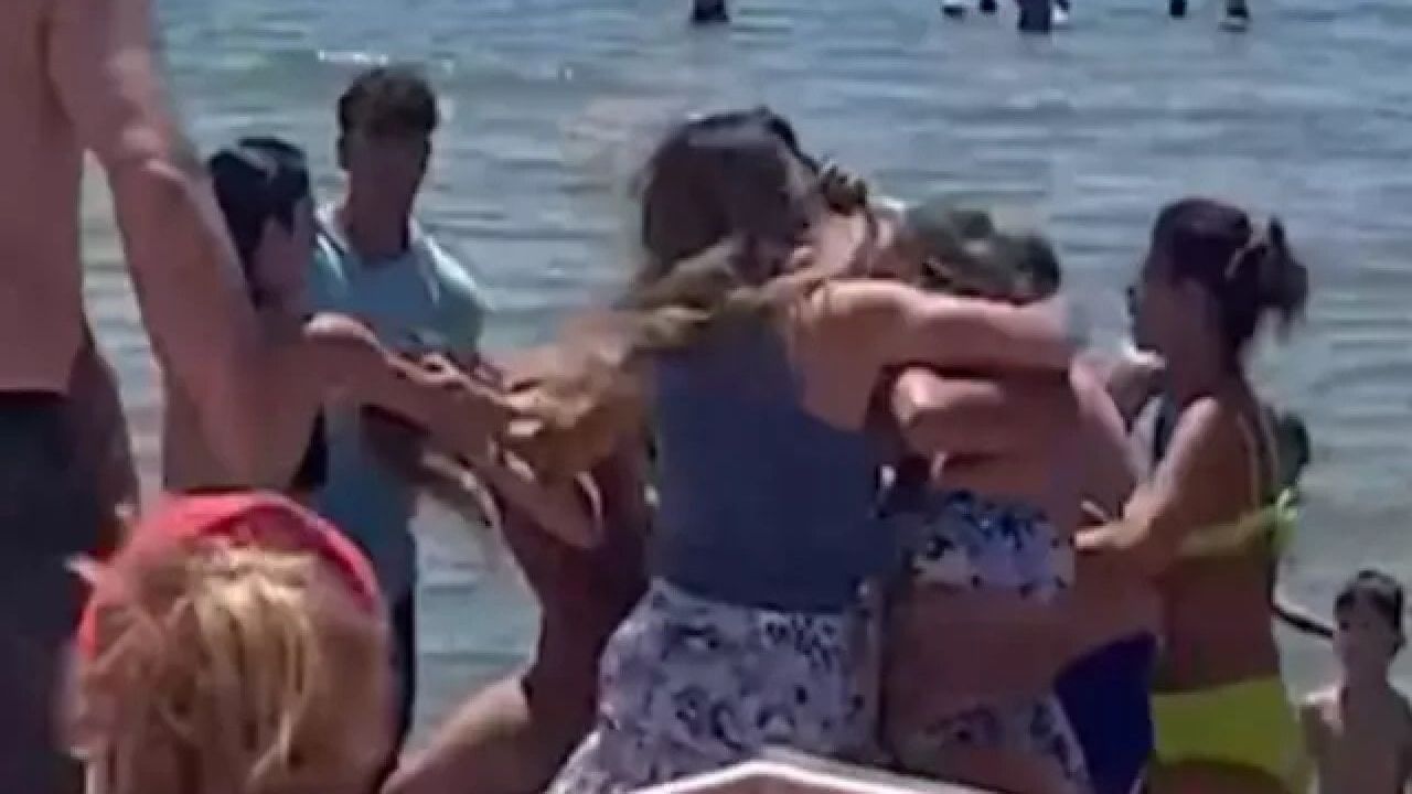 Plajda şezlong nedeniyle kadınlar arasında kavga çıktı, cankurtaranlar müdahale etti