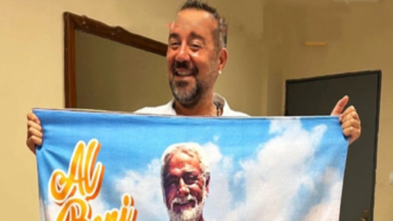 Fedon'dan Ata Demirer'e özel tasarım Al Beni Sar Beni havlusu hediye