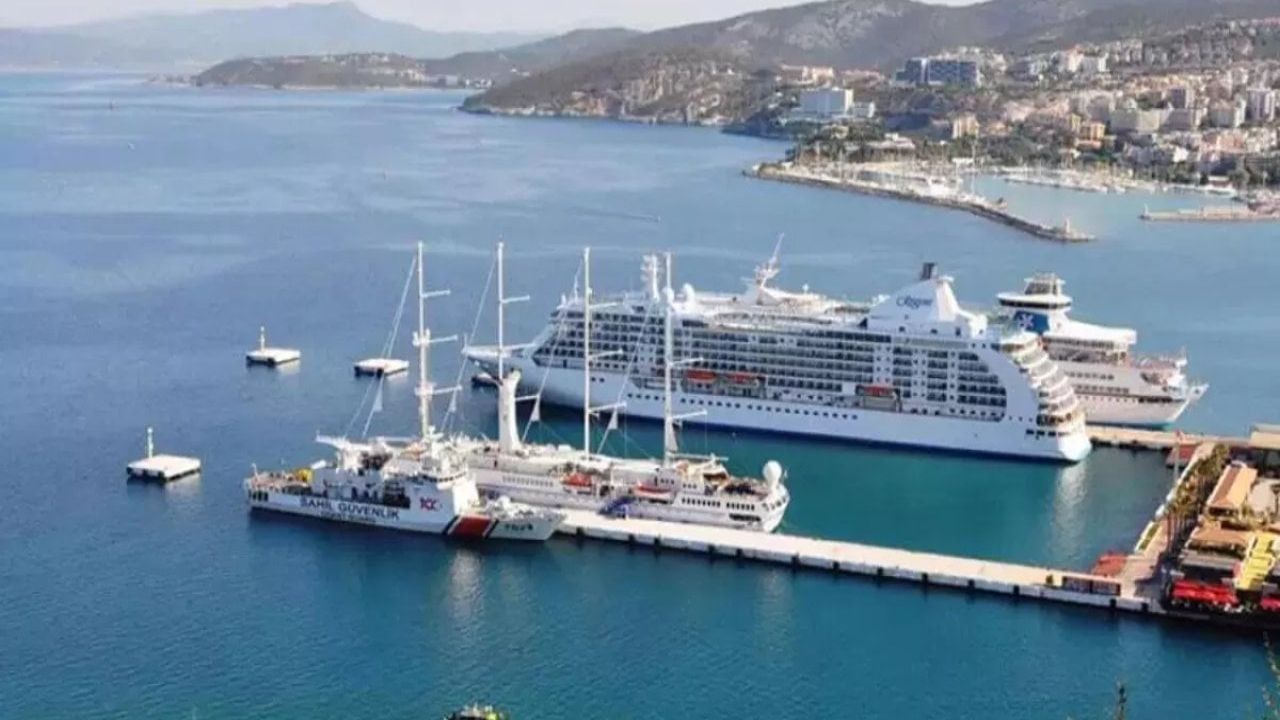 Kuşadası 3 kruvaziyerle 8 bin 576 turisti ağırladı