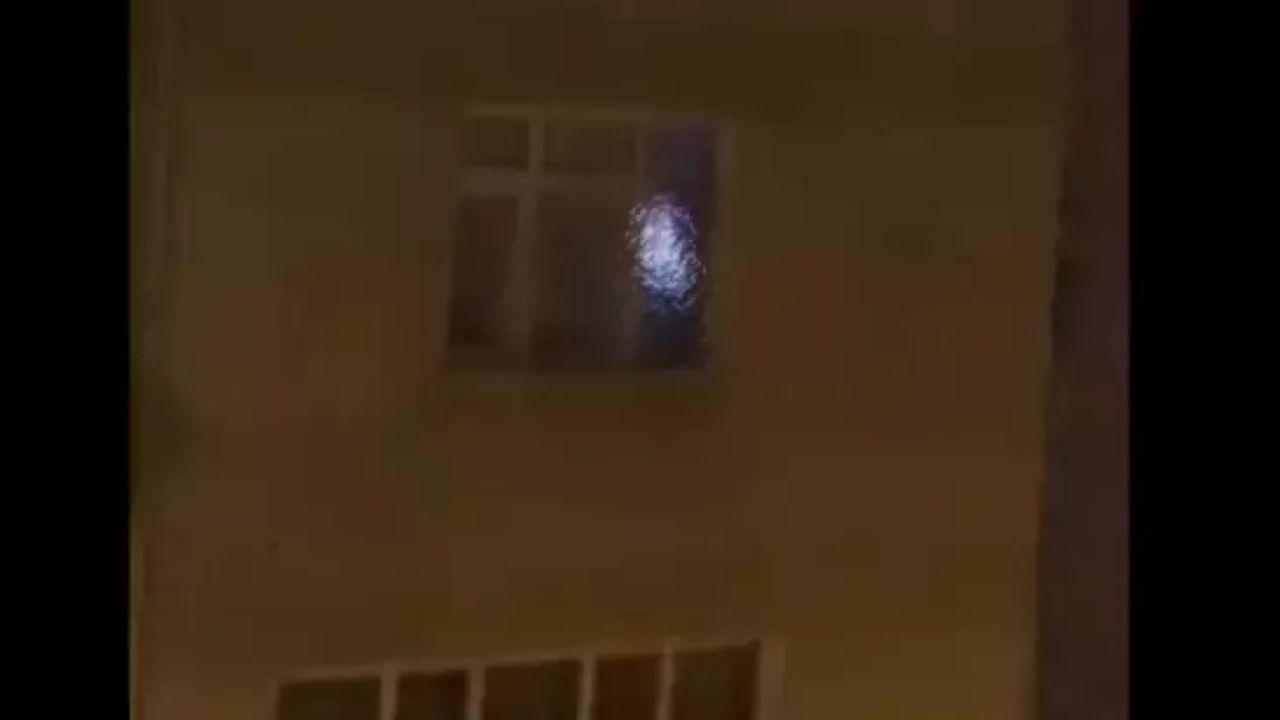 İstanbul'da bir çiftin perde açık erotik film izlemesi mahalleliyi rahatsız etti