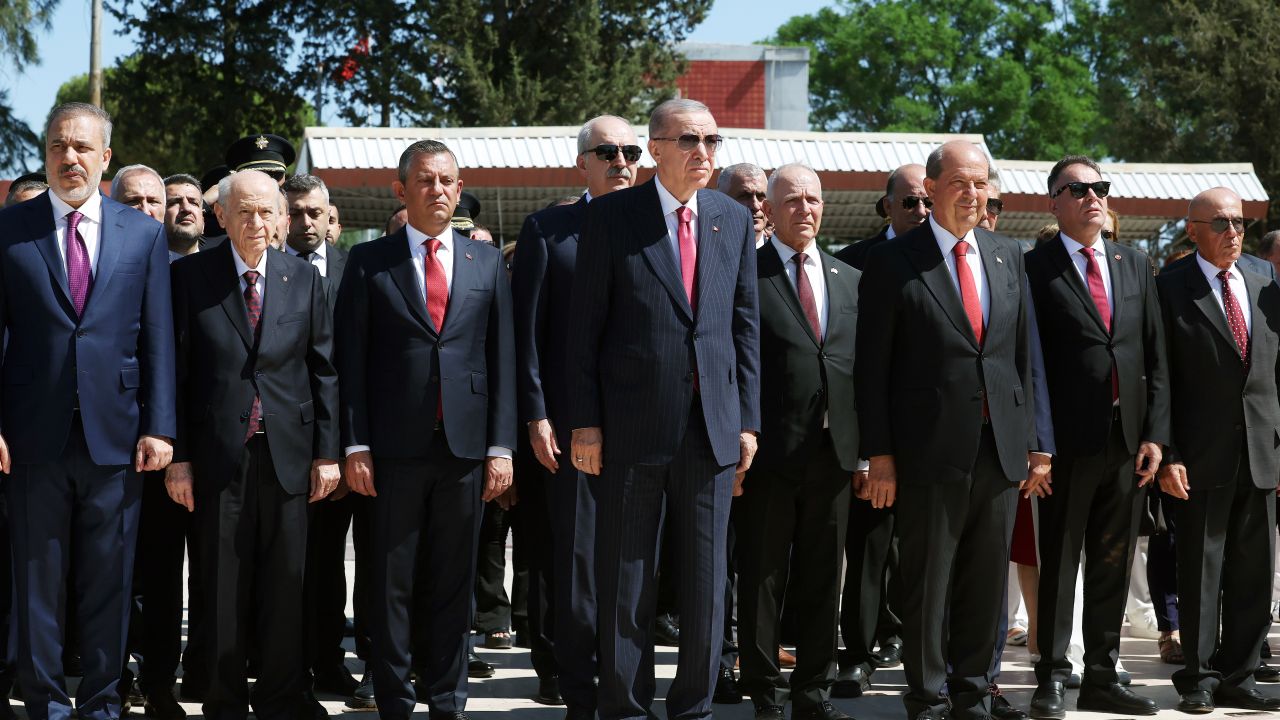 Erdoğan, Lefkoşa Atatürk Anıtı'nda çelenk bıraktı ve Anıt Özel Defteri'ni imzaladı