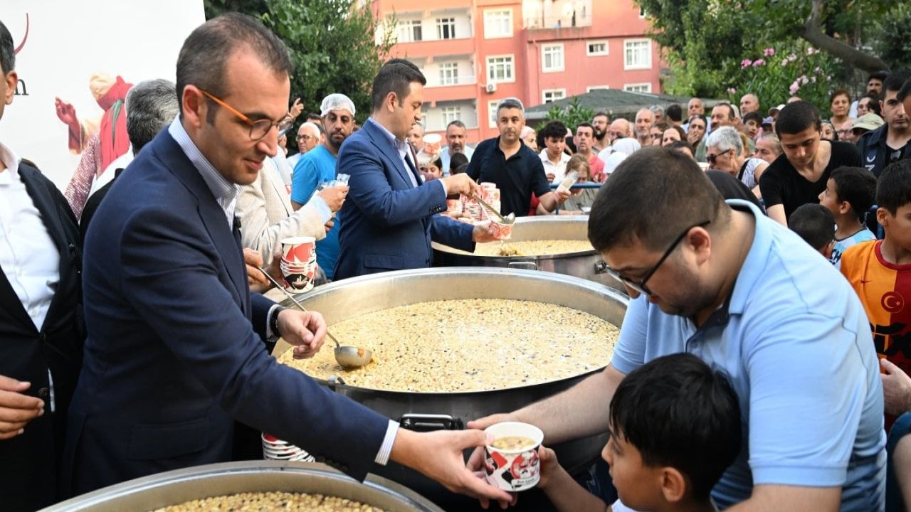 Başkan, aşure dağıtımının ardından bağlama çaldı