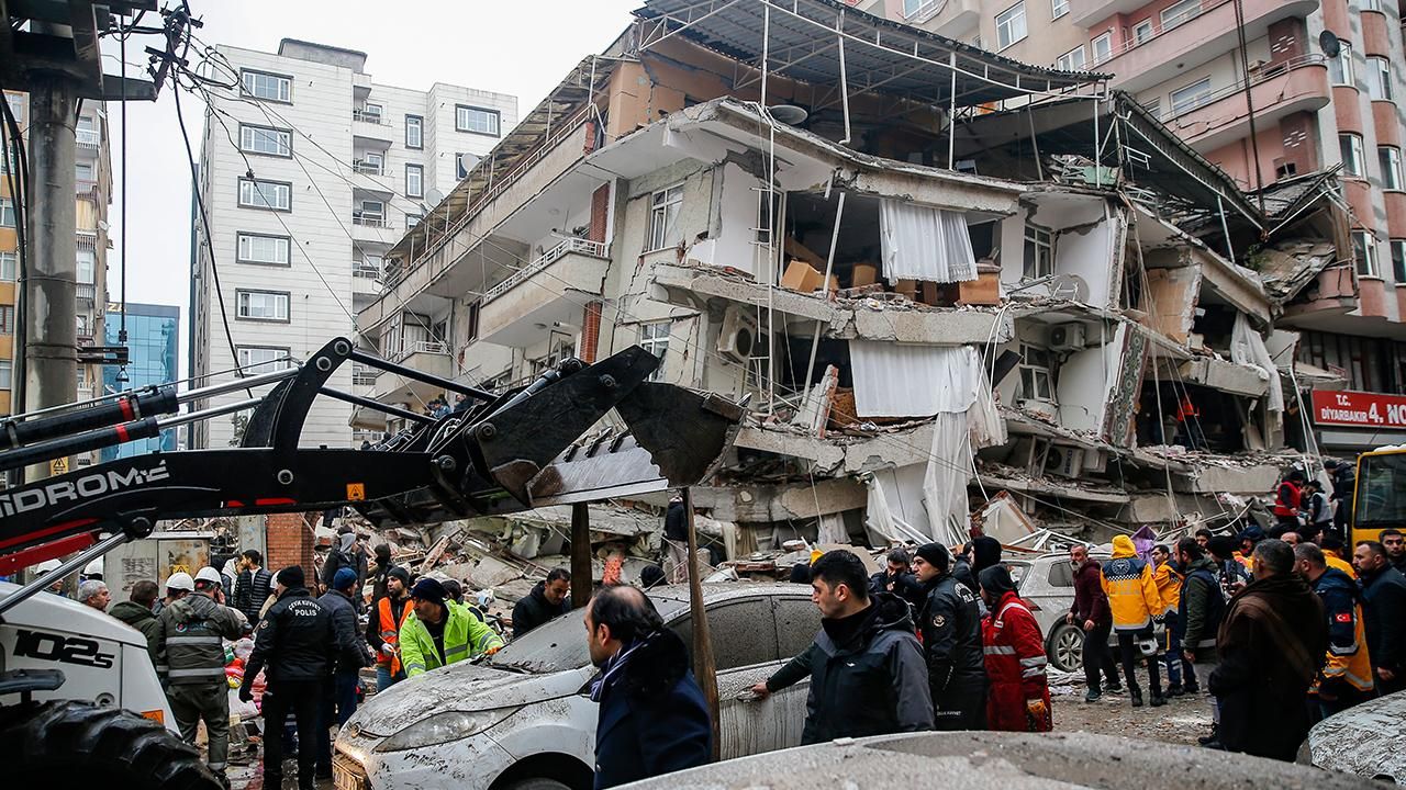 Bakan Kurum Diyarbakır'da: Deprem Bölgesinde Siyasi Polemiğe Yer Yoktur