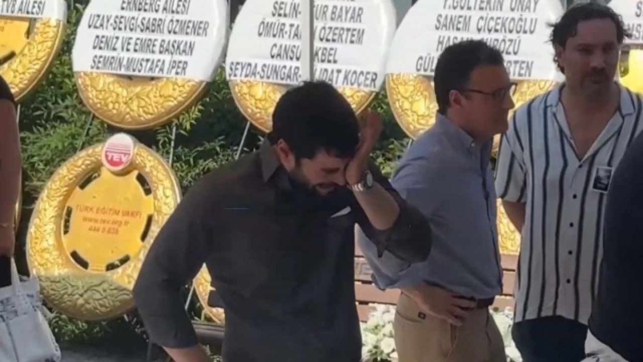 Akın Akınözü Annenin Cenazesinde Gözyaşlarına Hakim Olamadı