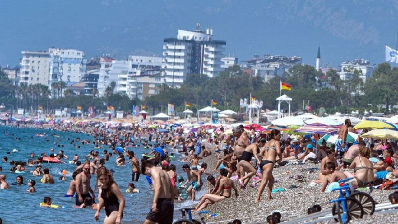 Antalya'da yüksek nem ve sıcaklık vatandaşı zorladı