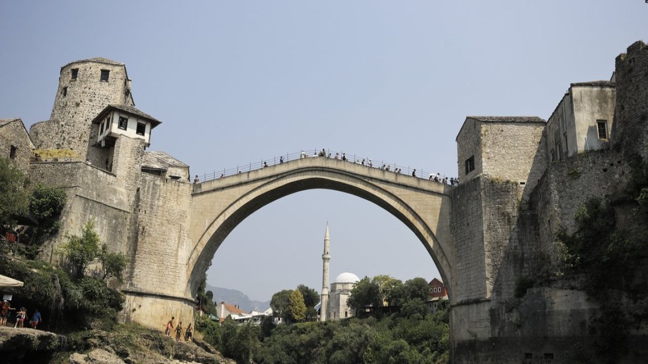 Mostar Köprüsü, savaşın izlerine rağmen 20 yıl sonra bile dimdik ayakta