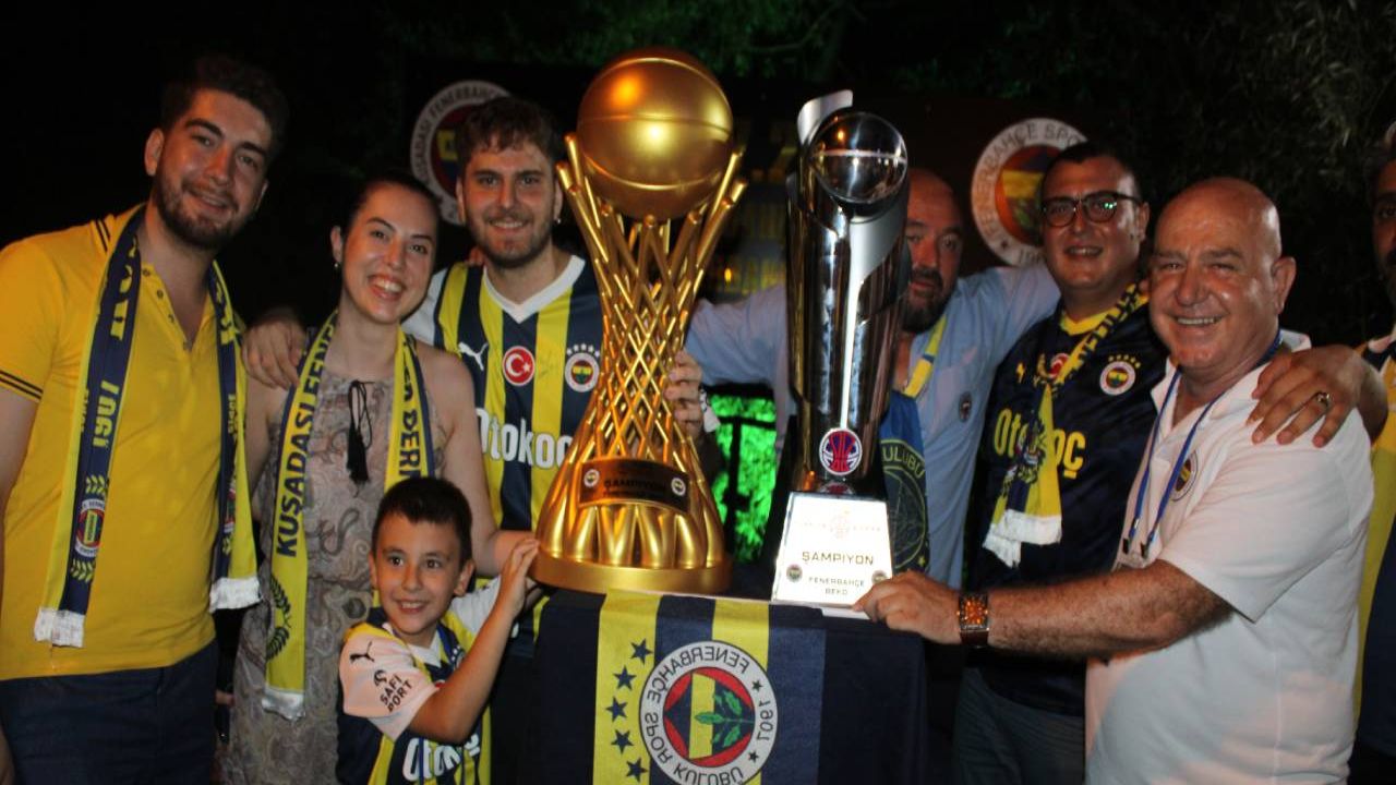 Kuşadası'nda Fenerbahçe'nin şampiyonluğu coşkuyla kutlandı