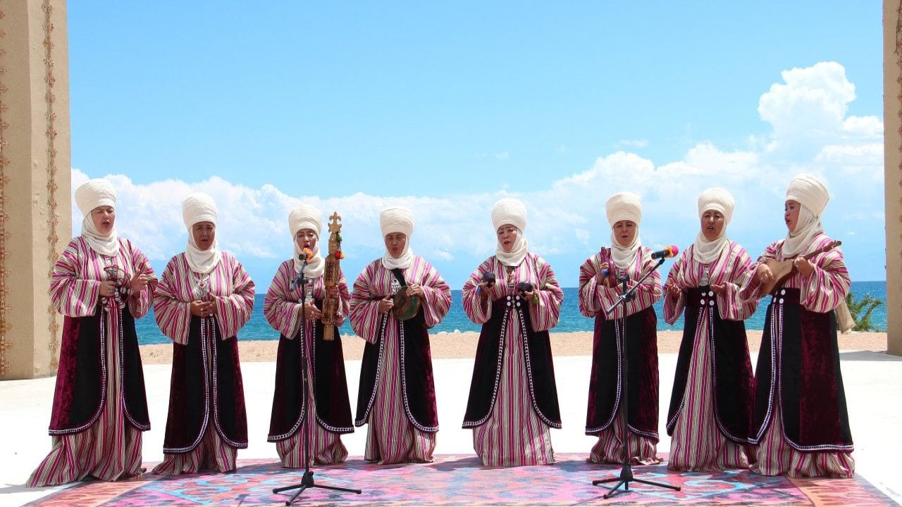 Kırgız ve Kazak nineler türkü söylemek için bir araya geldi