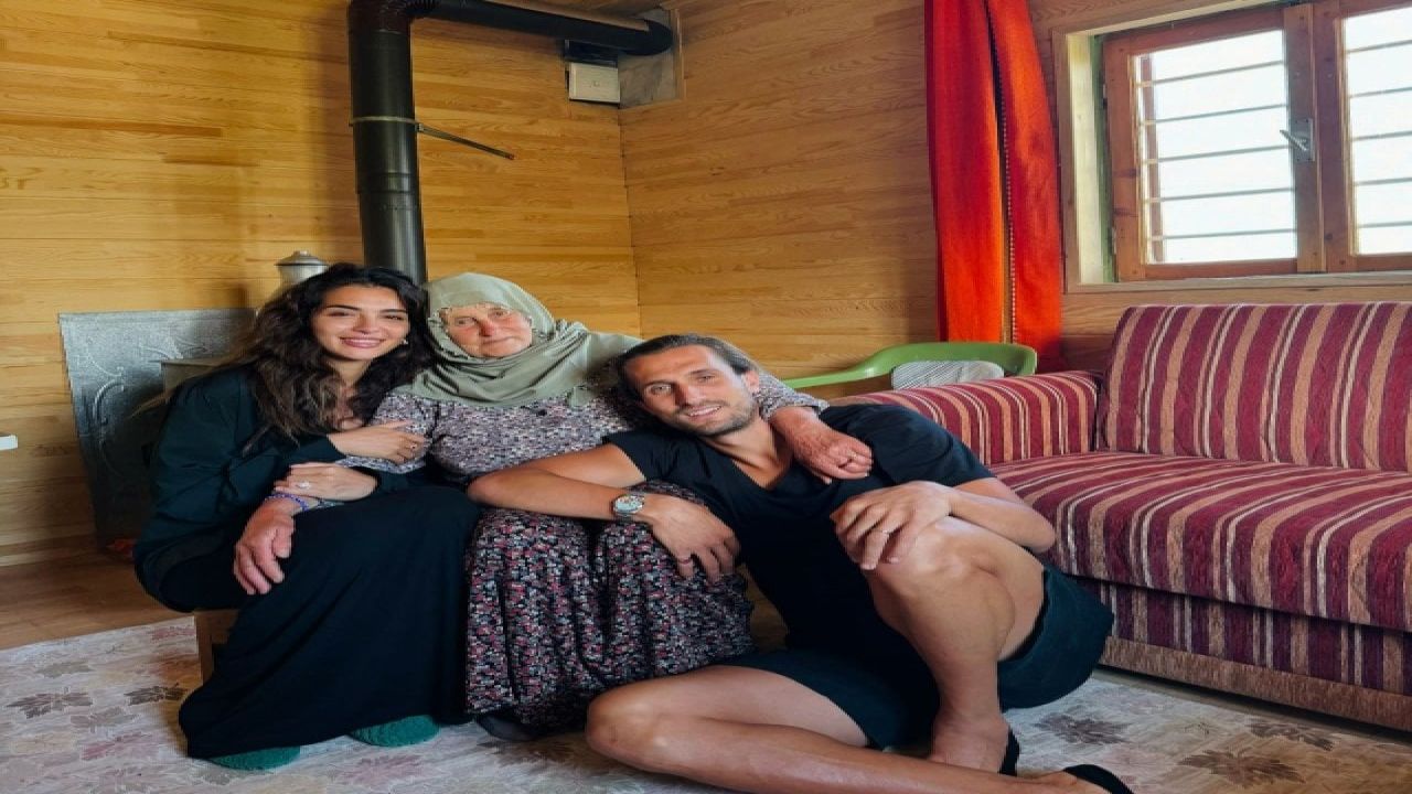 Melisa Aslı Pamuk, kayınvalidesinin elini öptü