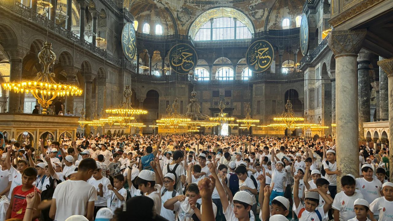 TÜGVA, yüzlerce çocuğu Ayasofya'ya götürerek tekbir getirtti