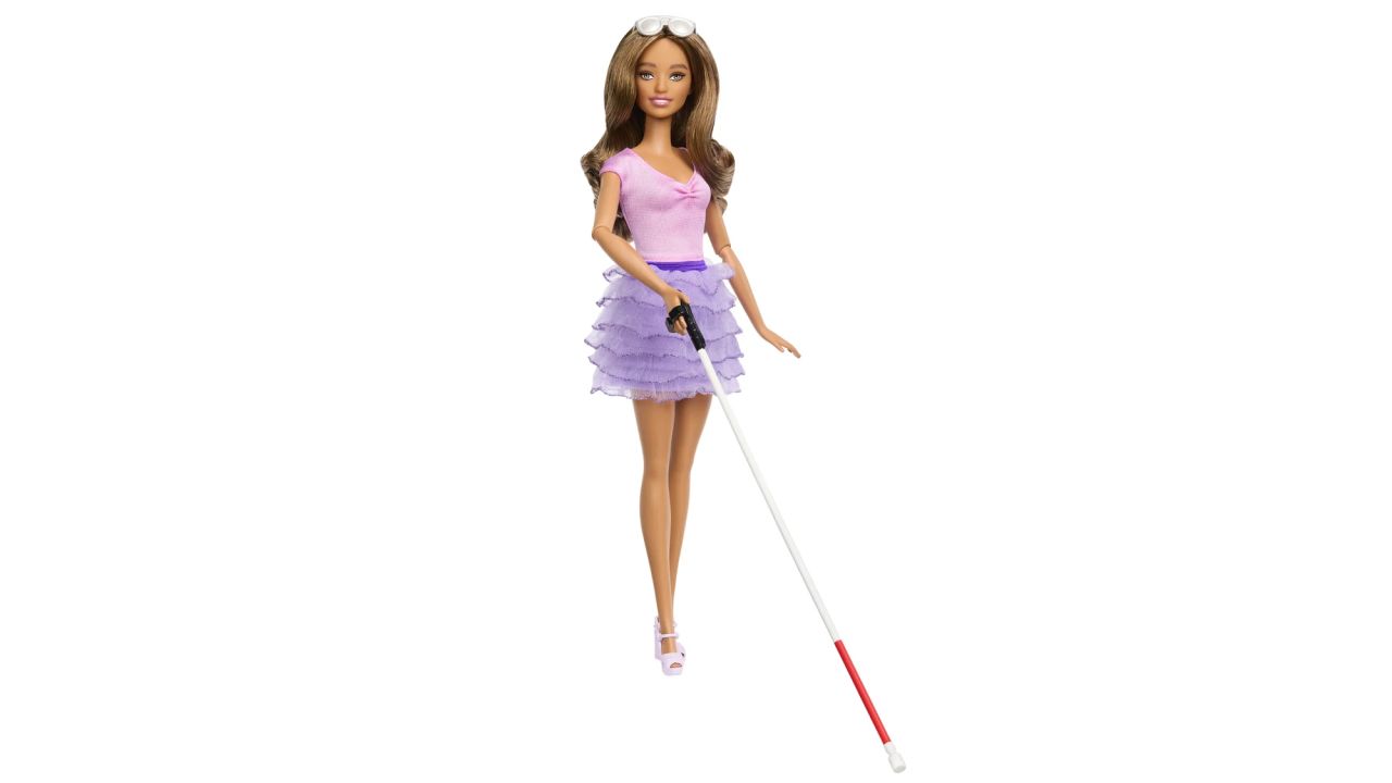 Görme engelli ilk Barbie oyuncak mağazalarında