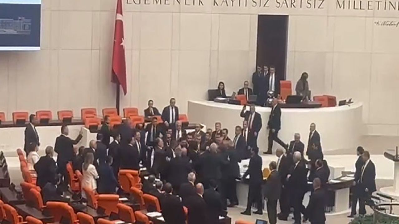 TBMM'de Hırsızlık İddiası Üzerine Tartışma: AKP ve DEM Parti Milletvekilleri Arasında Gerginlik