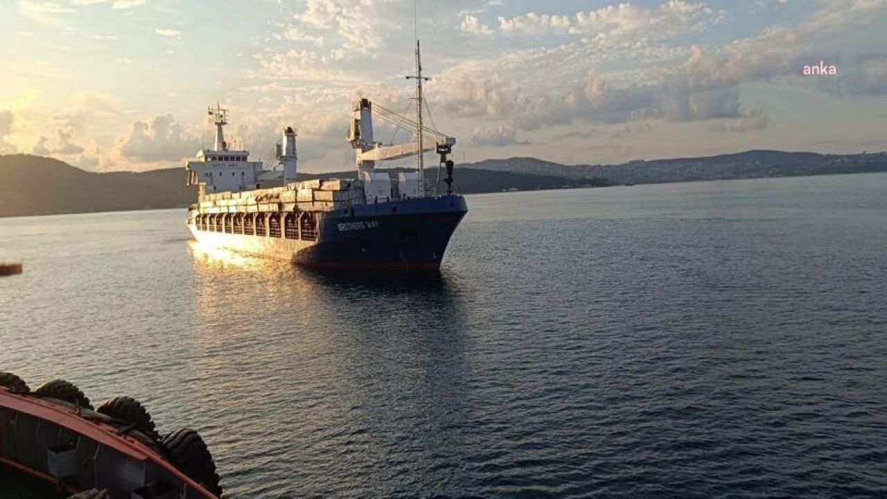 İstanbul Boğazı'nda arızalanan kargo gemisi Büyükdere'ye demirledi