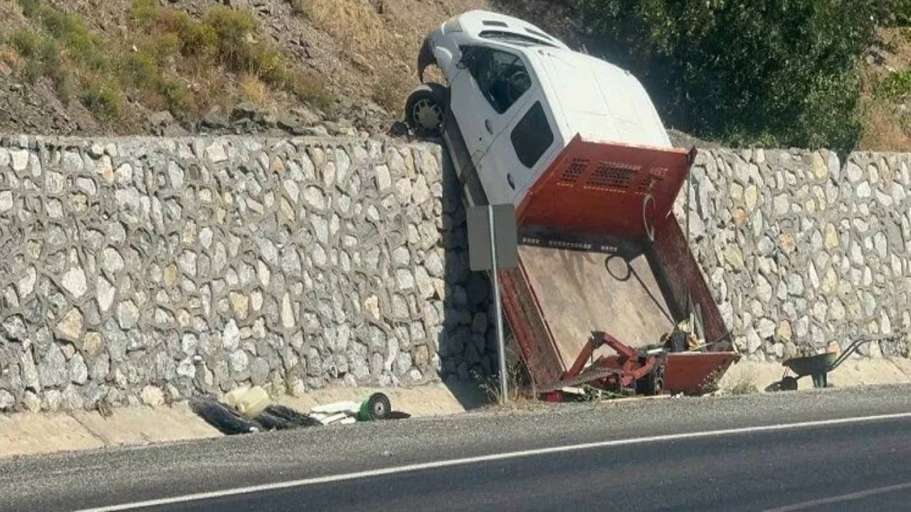Park halindeki kamyonet kayarak istinat duvarından aşağı düştü