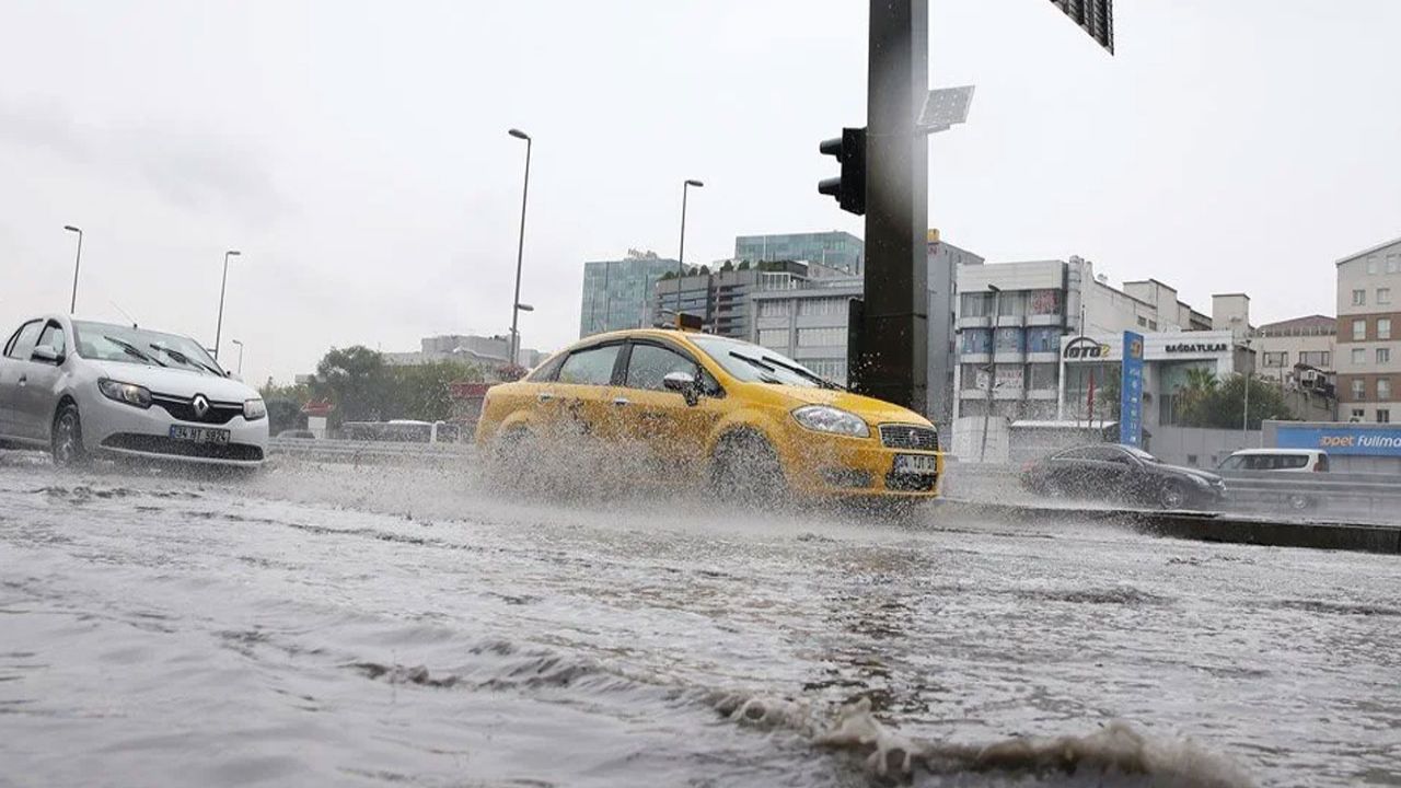 AKOM'dan İstanbul için kuvvetli sağanak ve fırtına uyarısı