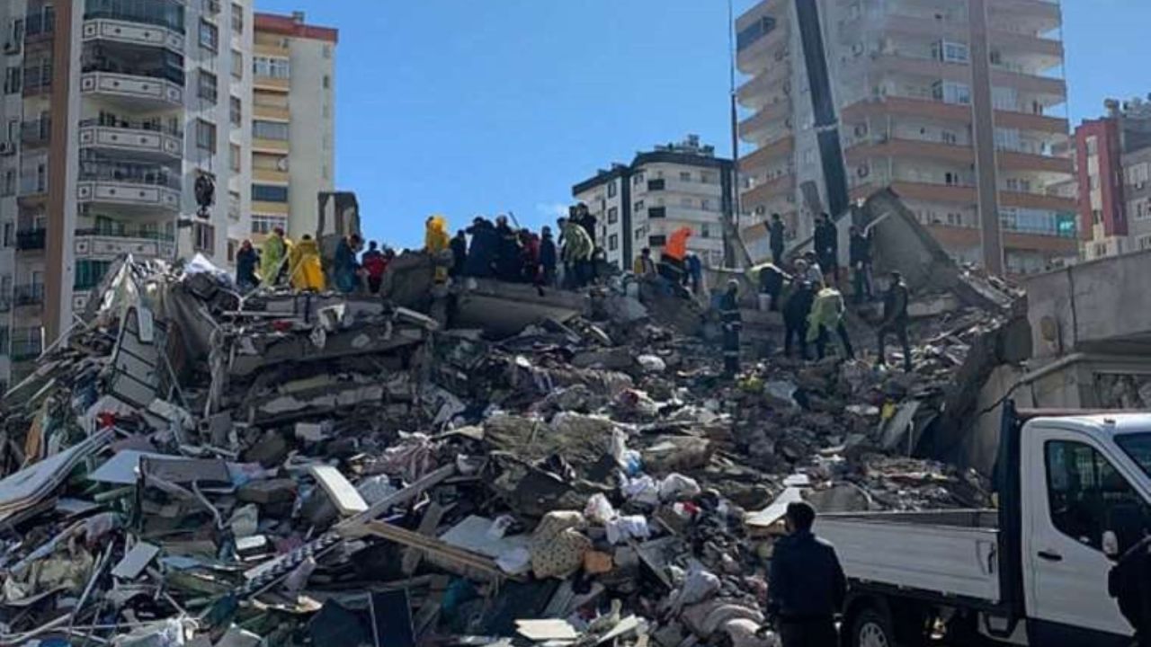 Deprem faciasında yaşamını yitiren 64 kişi: İnşaat şirketi hisseleri devredildi