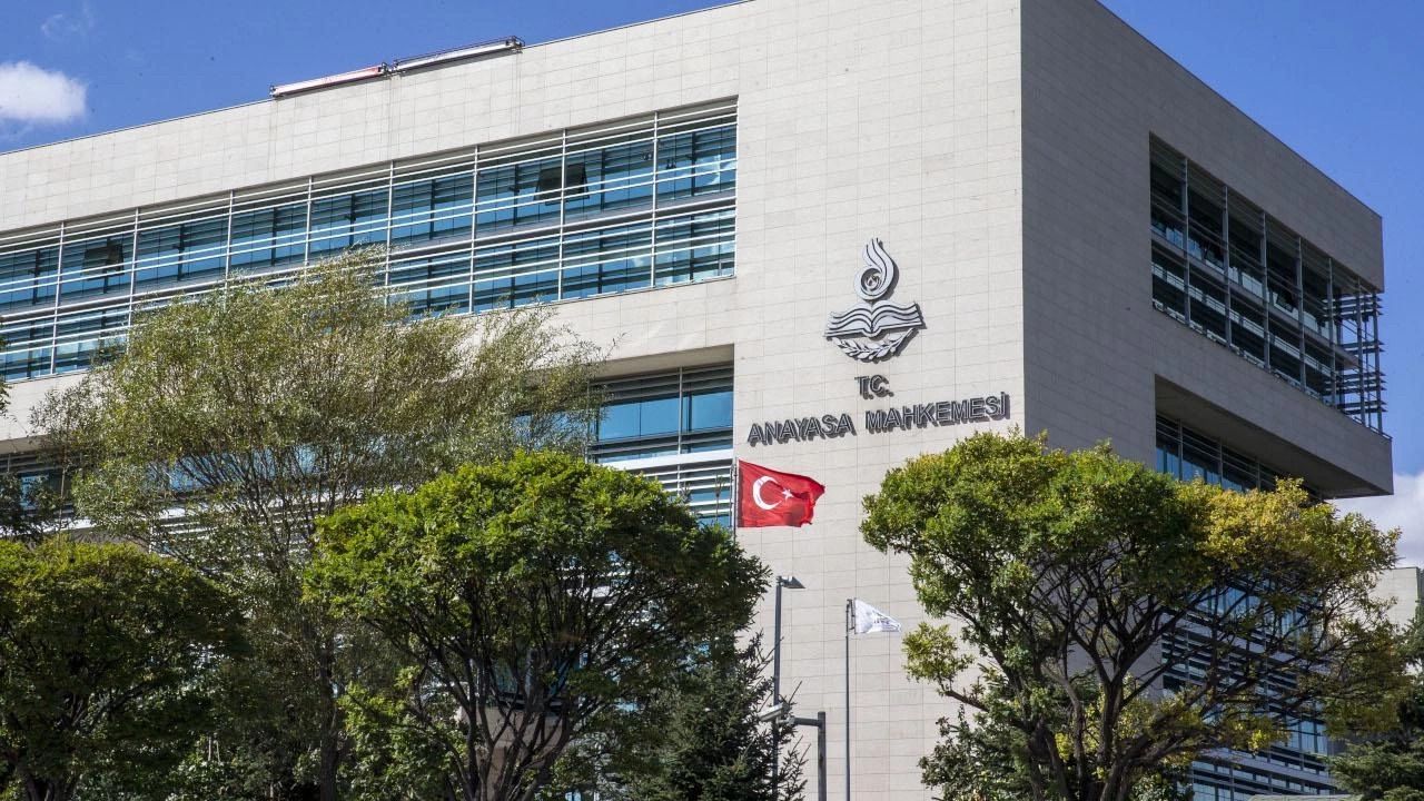 Anayasa Mahkemesi, Öğretmene Verilen Basın Açıklaması Cezasını Hak İhlali Buldu