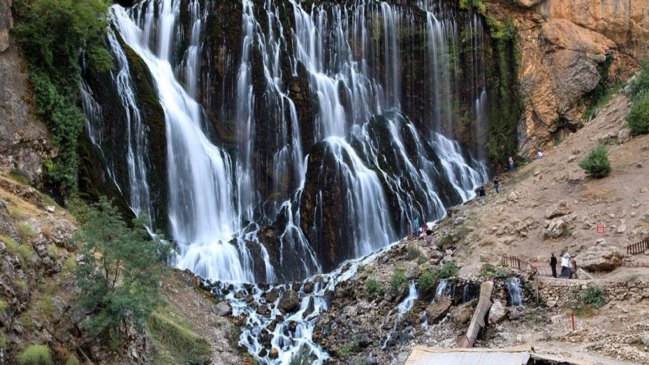 Doğal klima etkisi yaratan şelalelere ziyaretçi yoğunluğu