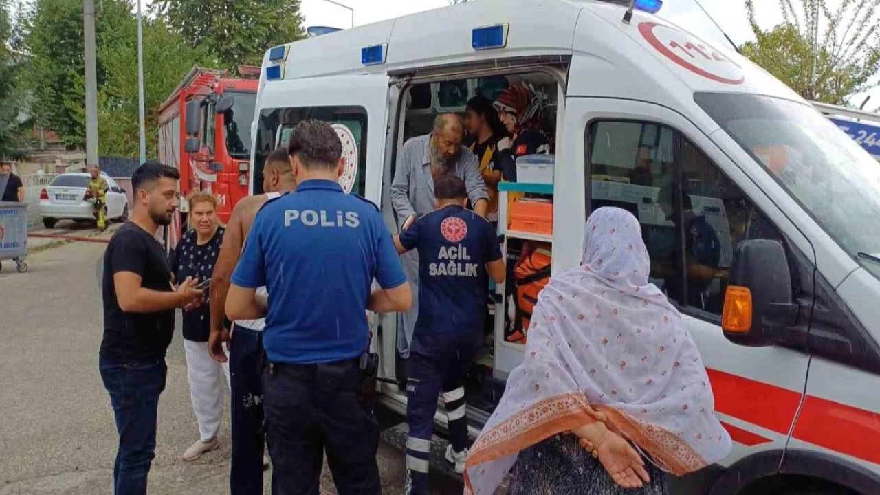 Düzce'deki ev yangınında aynı aileden 5 kişi dumandan etkilendi