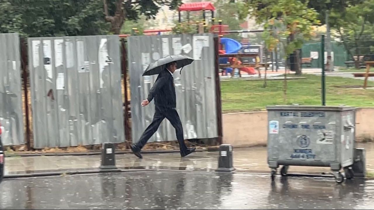 İstanbul'da Sağanak Yağış Hayatı Olumsuz Etkiledi