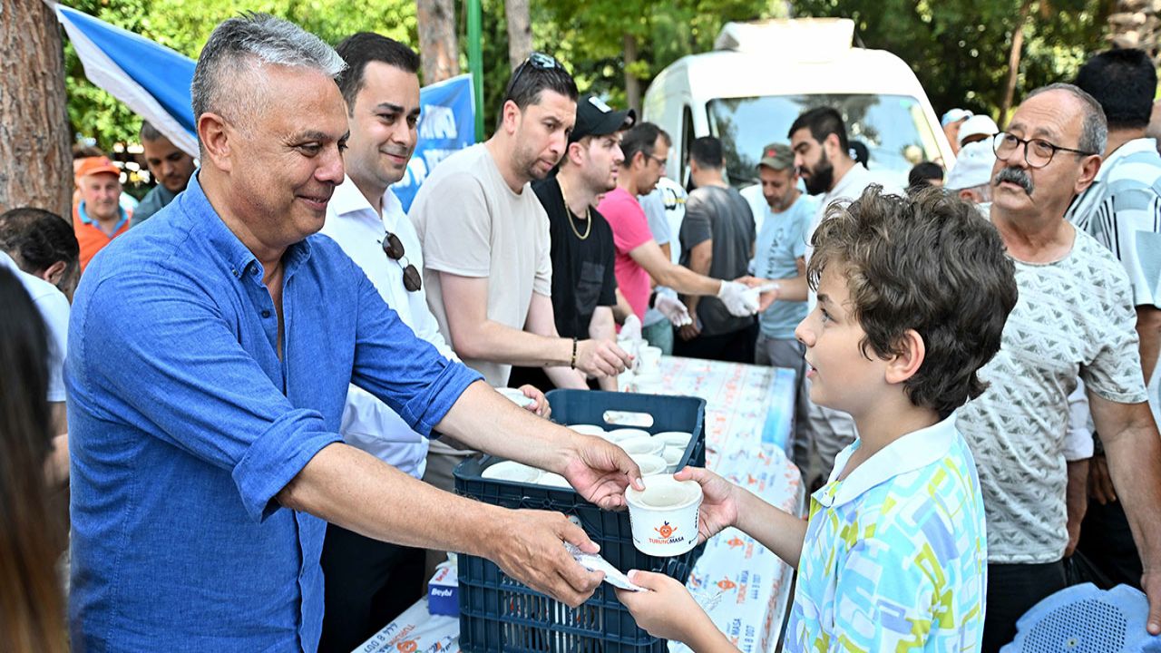 Muratpaşa Belediyesi 2 bin 500 kişiye aşure dağıttı