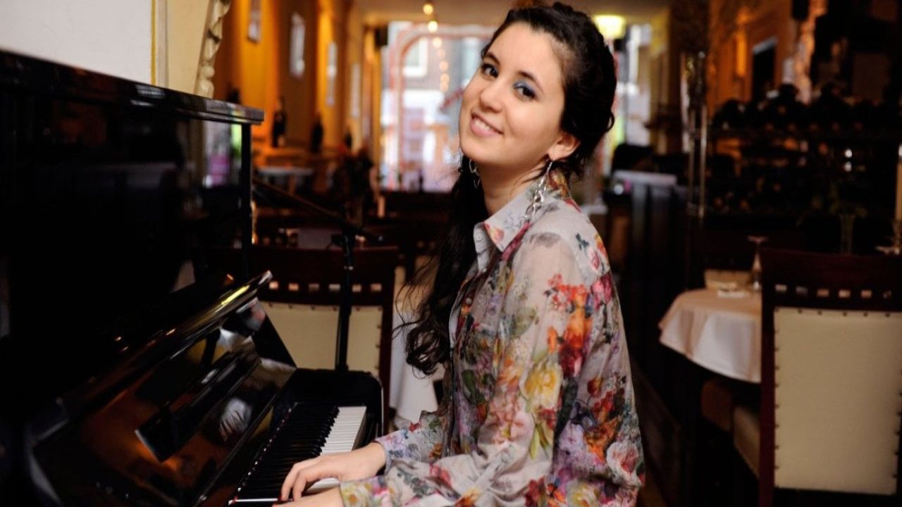Karsu Hatay'a Kalbini Bağışladı