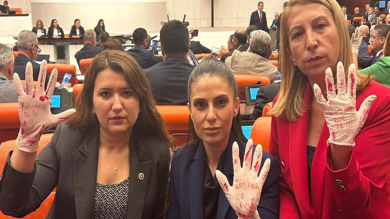 CHP'li Vekiller Meclis'te Katliam Yasasını Eldivenli Protesto Etti