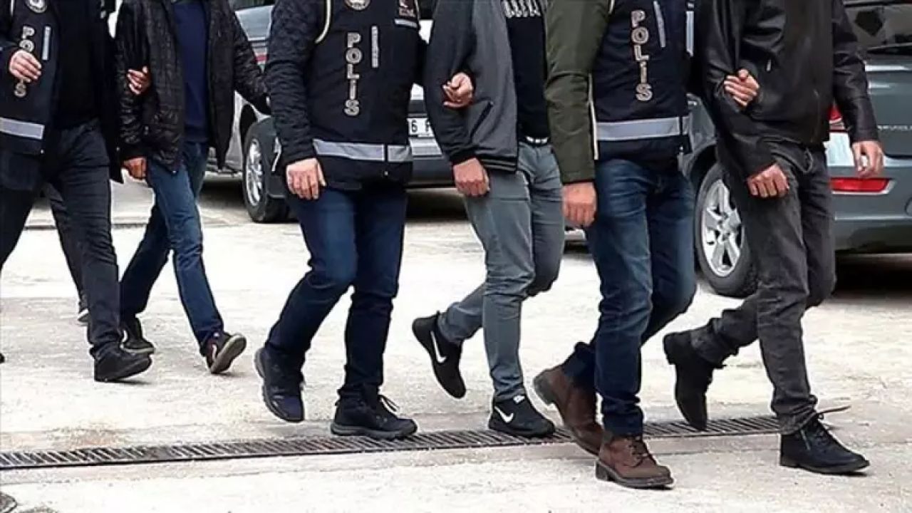 Hakkari'deki üç düğünde Kürtçe şarkı söyleyen müzisyenler ve düğün sahipleri gözaltına alındı