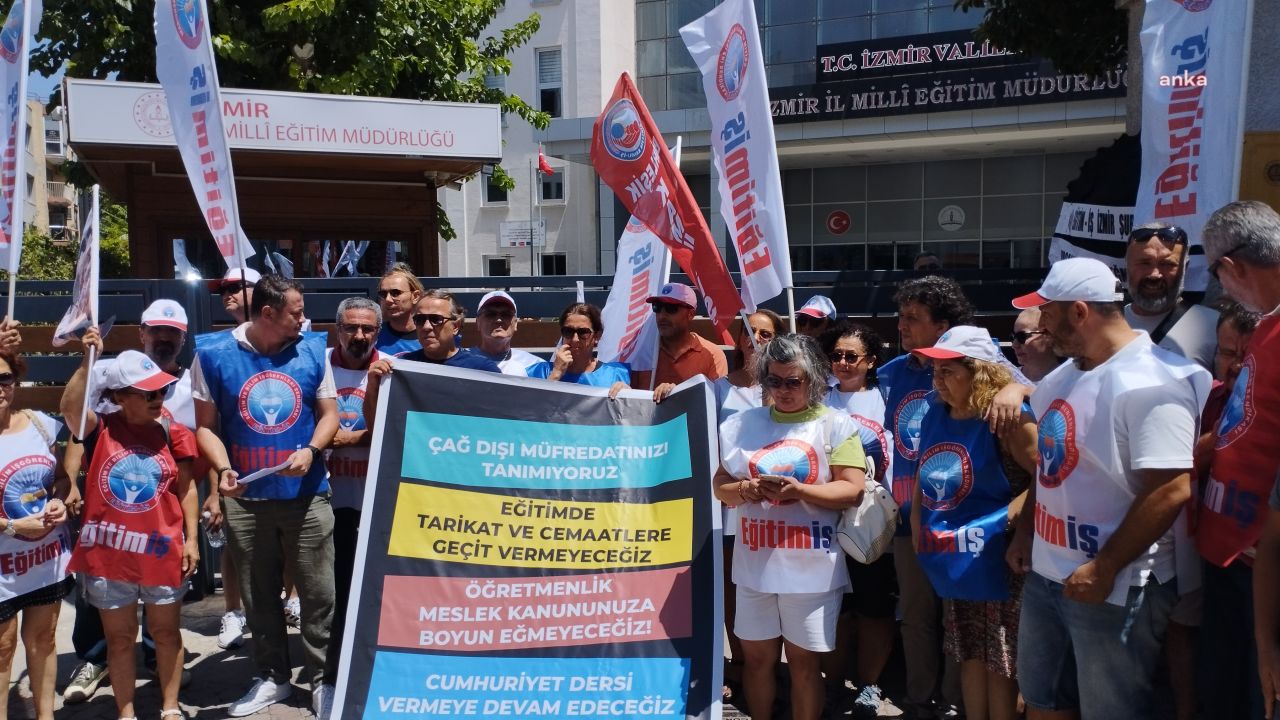 İzmir'de öğretmenlik mesleği kanun teklifine karşı siyah çelenkli protesto