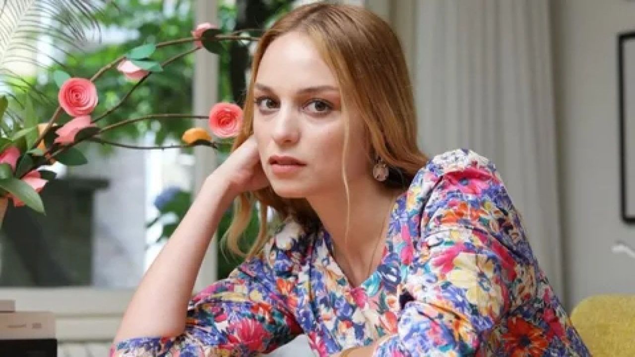 Nilperi Şahinkaya kırmızı bikinisiyle dikkatleri üstüne çekti