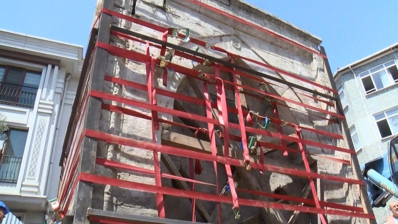 Fatih'te Tarihi Hacı Evliya Çeşmesi Yeni Yerine Taşındı