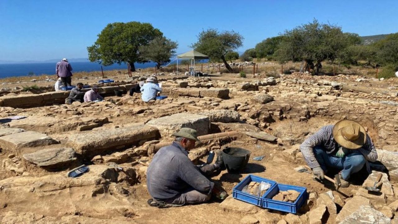 İzmir'deki antik kentte küp içinde altın keşfi
