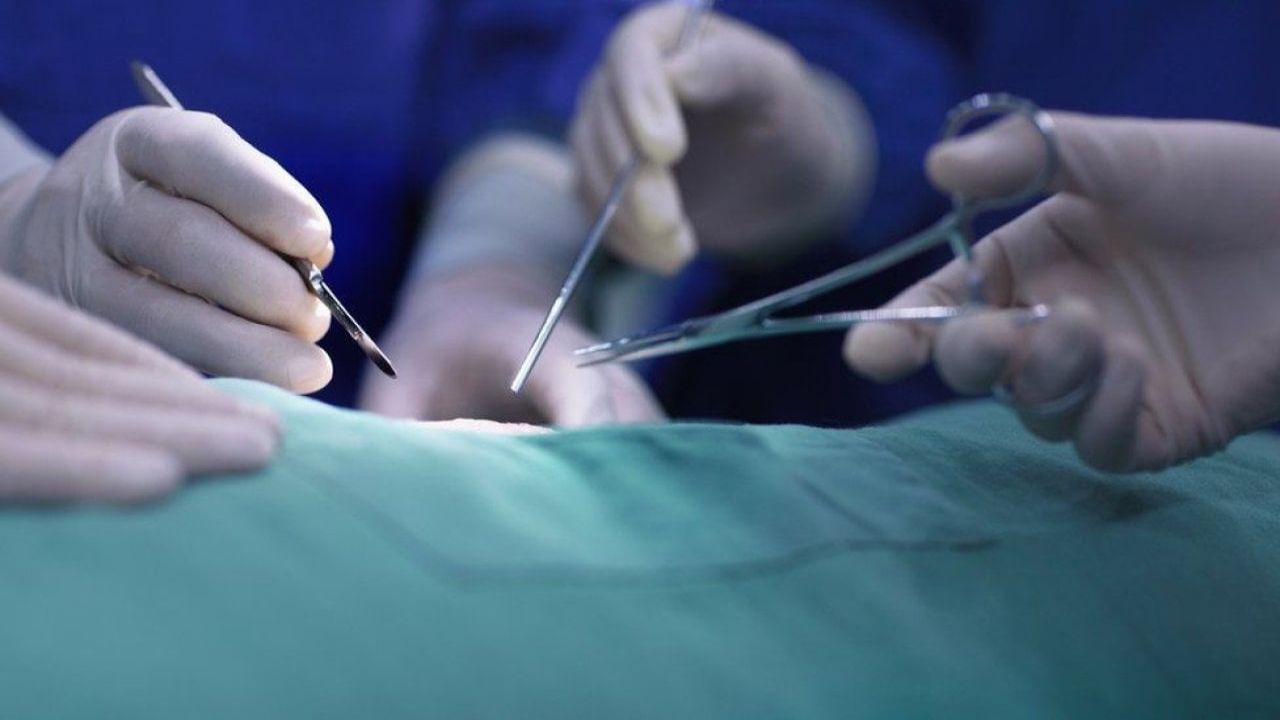 Mikrocerrahi yöntemiyle iğne deliği büyüklüğünden girilerek başarılı ameliyat gerçekleştirildi