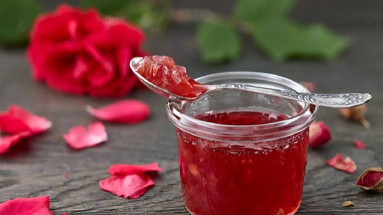 Güller Şehri'nde Geleneksel Gül Reçeli Yapımı Başladı