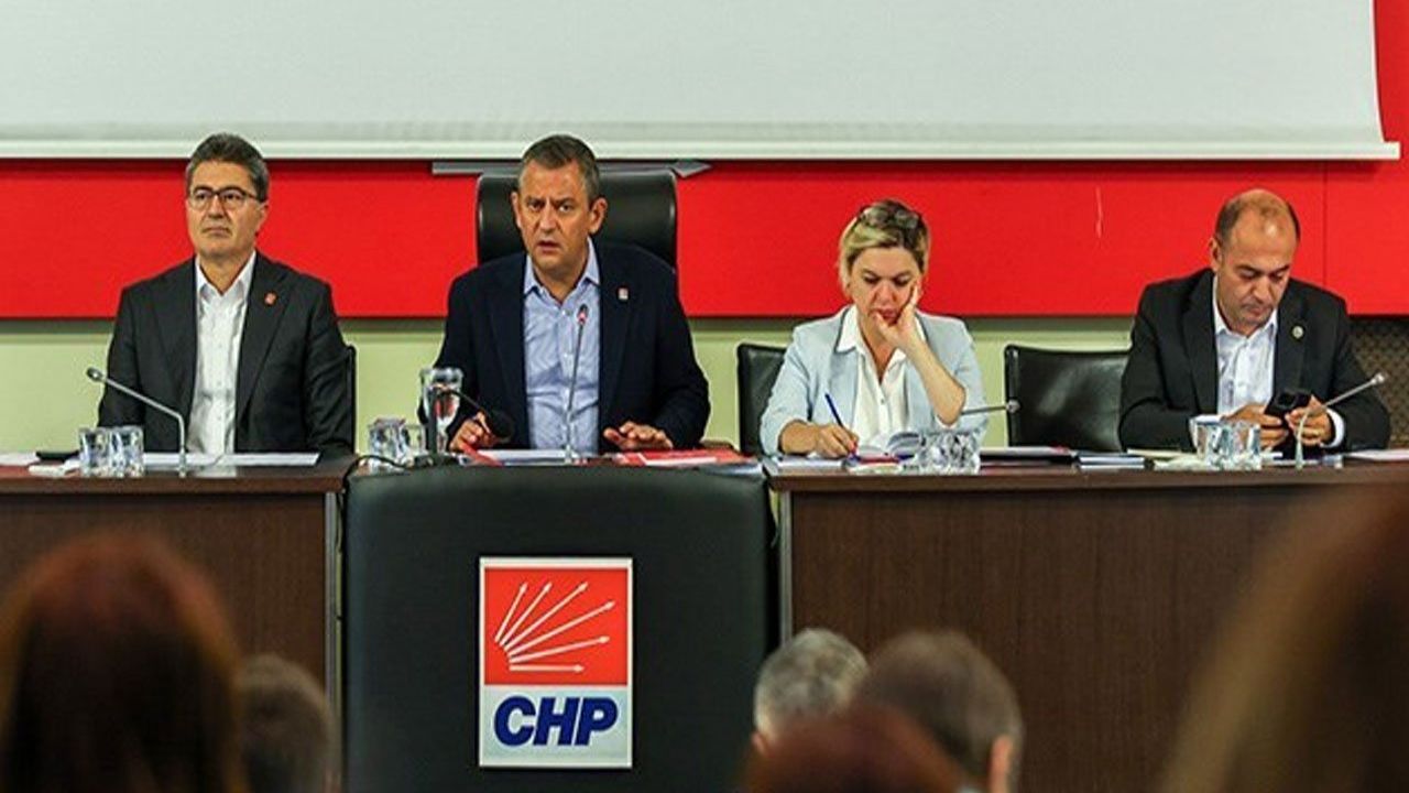CHP'de olağanüstü kurultay kararı: Özgür Özel, il başkanları ile bir araya geldi