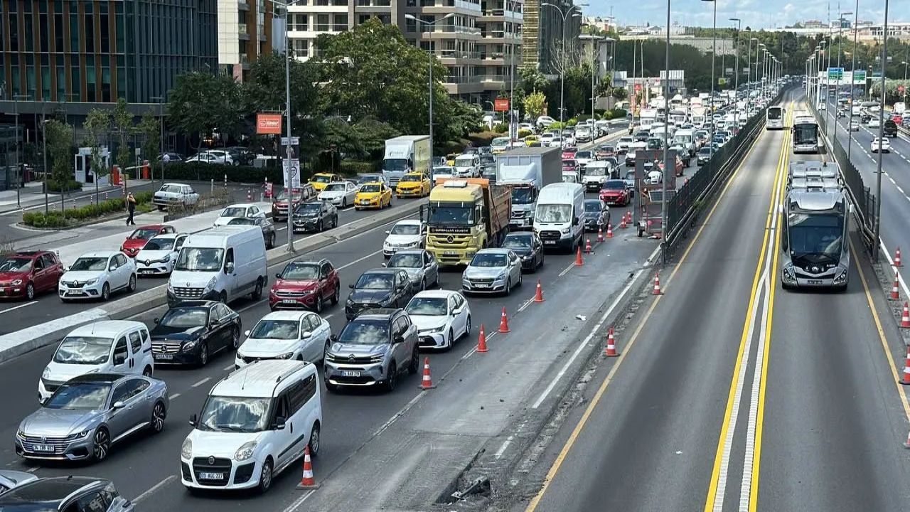 İstanbul Kadıköy'de 45 günlük beyaz yol çalışması başladı: Şerit sayısı azaltıldı