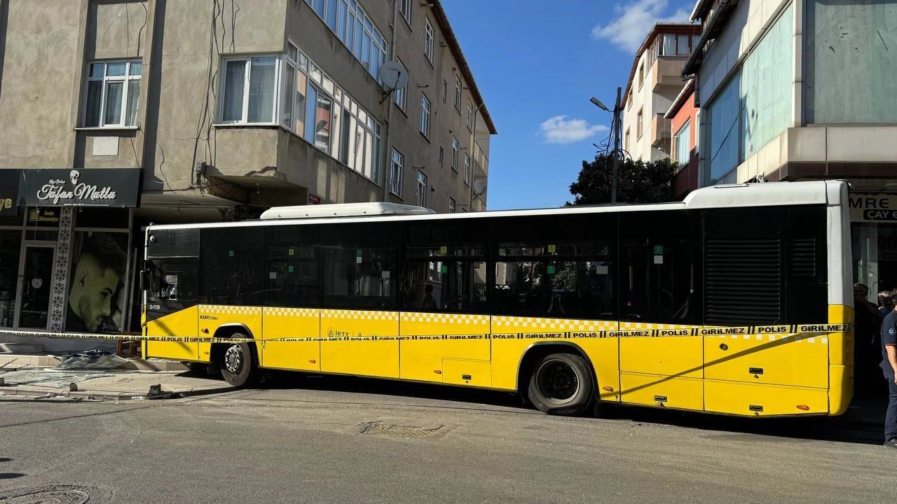 İett otobüsü Pendik'te 4 katlı binaya çarptı