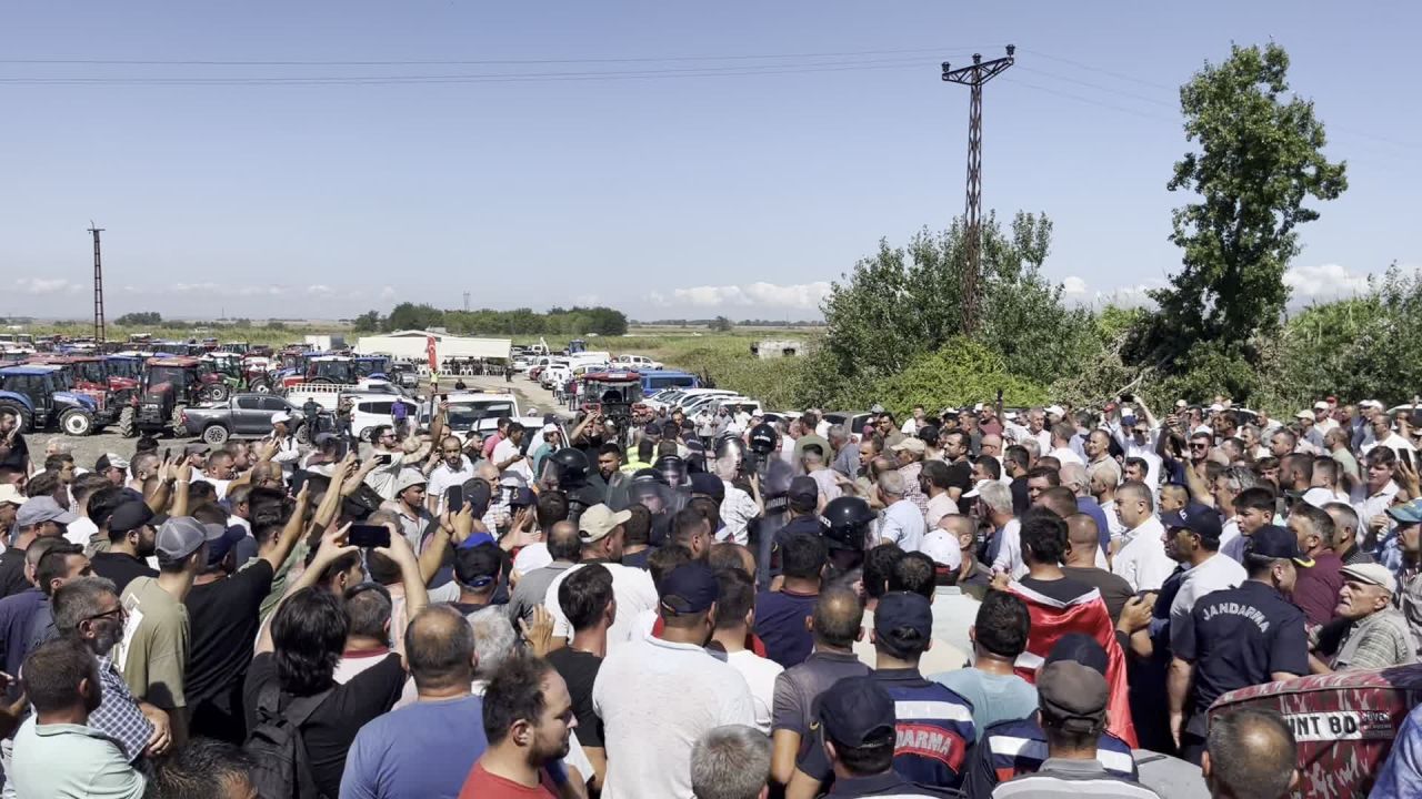 Üreticilerin sabrı taştı, hükümete karşı protesto düzenledi