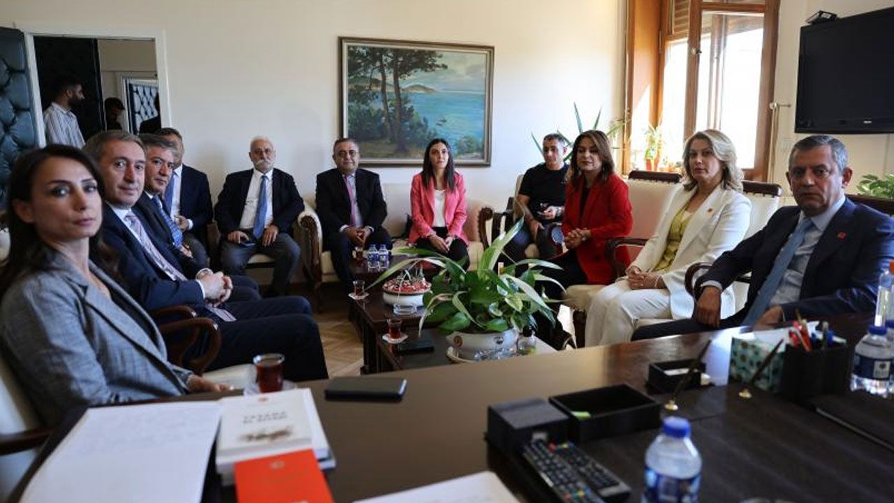 Özgür Özel, Meclis'te saldırıya uğrayan milletvekili Gülüstan Koçyiğit’i ziyaret etti