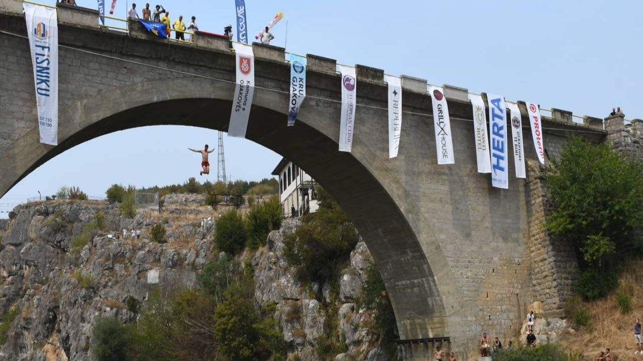 Kosova'da Geleneksel Atlama Yarışı Şivan Köprüsü'nde Gerçekleştirildi