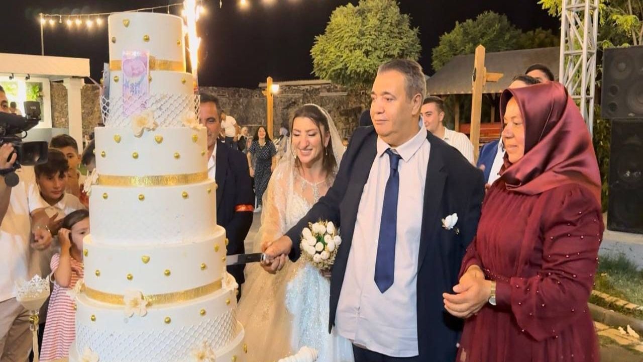 28 Yıl Sonra Düğün Mutluluğu: Aksaraylı Gurbetçi Çift Hayallerini Gerçekleştirdi